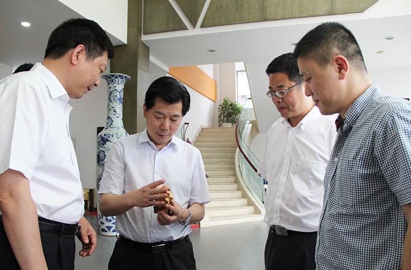 浙江省委常委組織部部長(zhǎng)廖國(guó)勛前來(lái)和信參觀視察 , 和信總經(jīng)理何彬向廖部長(zhǎng)匯報(bào)木制玩具產(chǎn)業(yè)情況